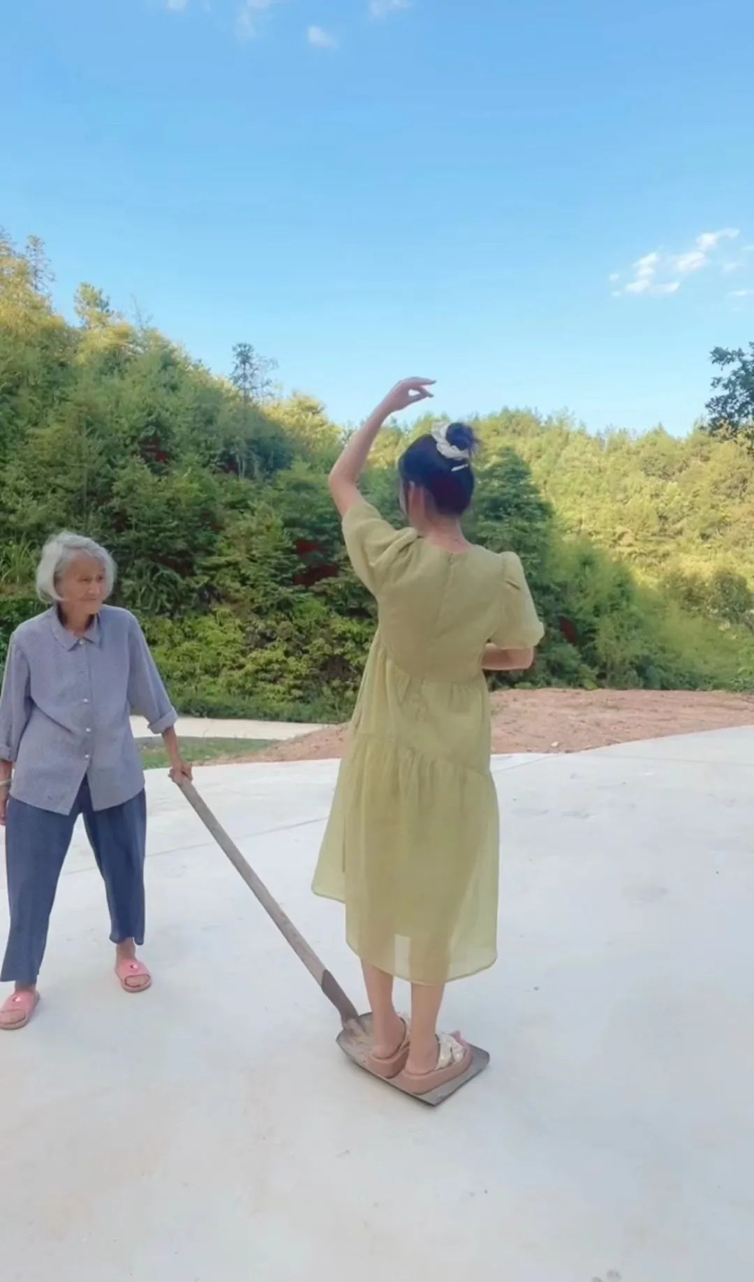 <strong>為奶奶出行方便，湖南女孩花半年工資在家門口修了條水泥路</strong>