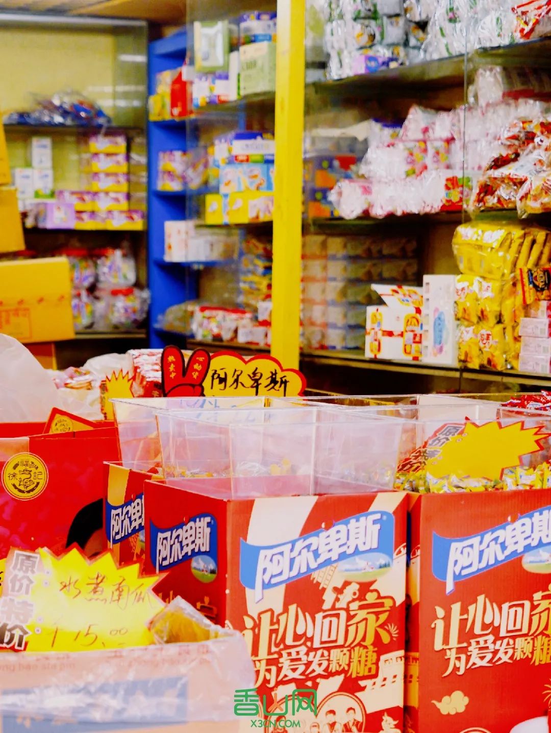 珠?；ɑ苁袌雠l(fā)市場_珠海市花卉批發(fā)市場_珠?；ɑ苁袌瞿睦锉阋?/></p>
<p>除了批發(fā)零食，估計(jì)也只有老珠海人才知道，在這條街上，還有一間小小的傳統(tǒng)糕點(diǎn)店鋪。</p>
<p>幾位從陽江來的阿婆和阿姨，每年過年不回老家，留在這炸著油角，一炸就是幾十個(gè)春節(jié)。</p>
<p><img src=